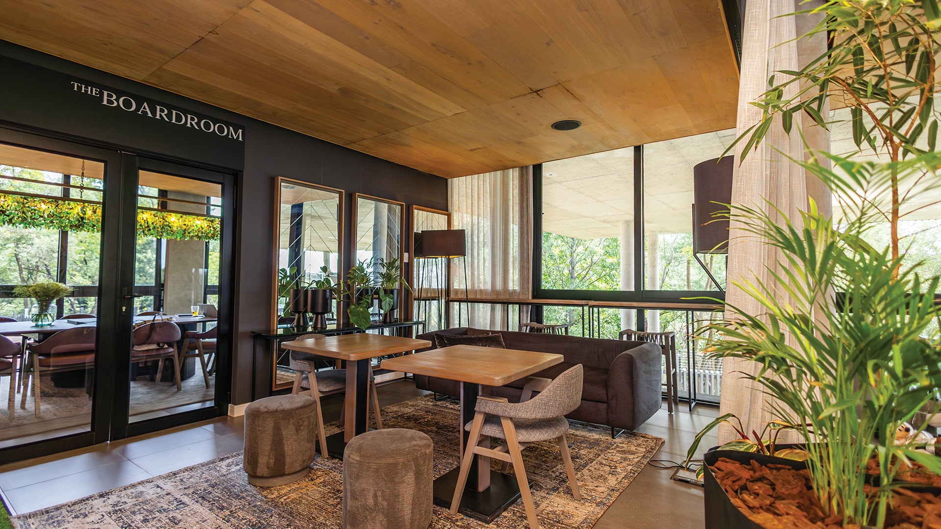 http://Emerald-Business-Lounge-With-Table