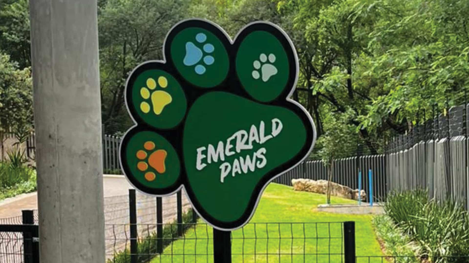 http://Emerald-Dog-Park-Paws